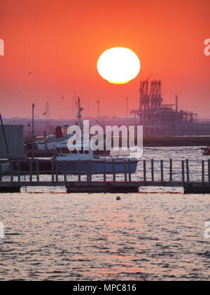 Queenborough, Kent, UK. 22. Mai, 2018. UK Wetter: Heute abend sonnenuntergang in Queenborough, Kent. Credit: James Bell/Alamy leben Nachrichten Stockfoto
