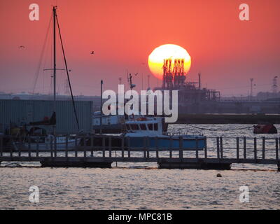 Queenborough, Kent, UK. 22. Mai, 2018. UK Wetter: Heute abend sonnenuntergang in Queenborough, Kent. Credit: James Bell/Alamy leben Nachrichten Stockfoto