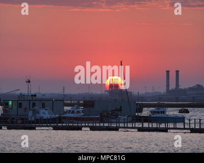 Queenborough, Kent, UK. 22. Mai, 2018. UK Wetter: Heute abend sonnenuntergang in Queenborough, Kent. Credit: James Bell/Alamy leben Nachrichten Stockfoto