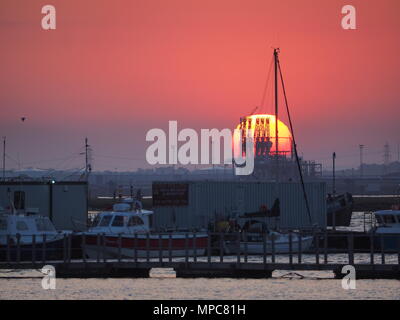 Queenborough, Kent, UK. 22. Mai, 2018. UK Wetter: Heute abend sonnenuntergang in Queenborough, Kent. Credit: James Bell/Alamy leben Nachrichten Stockfoto
