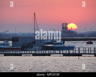 Queenborough, Kent, UK. 22. Mai, 2018. UK Wetter: Heute abend sonnenuntergang in Queenborough, Kent. Credit: James Bell/Alamy leben Nachrichten Stockfoto