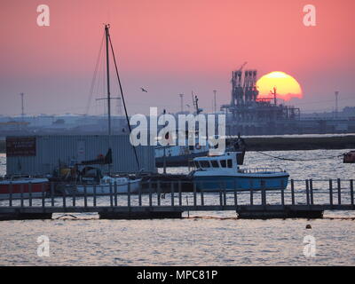 Queenborough, Kent, UK. 22. Mai, 2018. UK Wetter: Heute abend sonnenuntergang in Queenborough, Kent. Credit: James Bell/Alamy leben Nachrichten Stockfoto