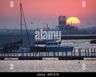 Queenborough, Kent, UK. 22. Mai, 2018. UK Wetter: Heute abend sonnenuntergang in Queenborough, Kent. Credit: James Bell/Alamy leben Nachrichten Stockfoto