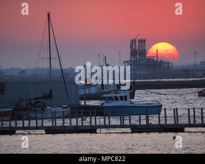 Queenborough, Kent, UK. 22. Mai, 2018. UK Wetter: Heute abend sonnenuntergang in Queenborough, Kent. Credit: James Bell/Alamy leben Nachrichten Stockfoto