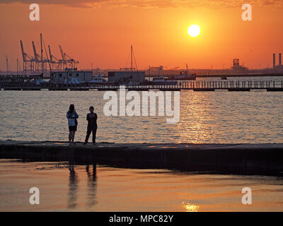 Queenborough, Kent, UK. 22. Mai, 2018. UK Wetter: Heute abend sonnenuntergang in Queenborough, Kent. Credit: James Bell/Alamy leben Nachrichten Stockfoto