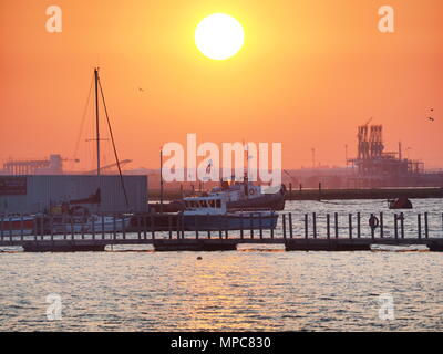 Queenborough, Kent, UK. 22. Mai, 2018. UK Wetter: Heute abend sonnenuntergang in Queenborough, Kent. Credit: James Bell/Alamy leben Nachrichten Stockfoto