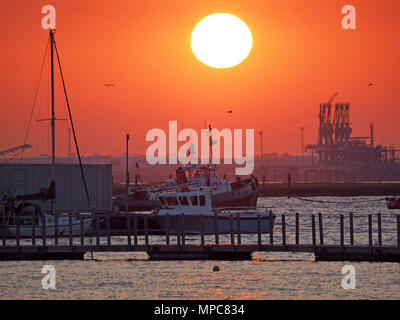 Queenborough, Kent, UK. 22. Mai, 2018. UK Wetter: Heute abend sonnenuntergang in Queenborough, Kent. Credit: James Bell/Alamy leben Nachrichten Stockfoto