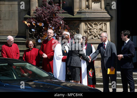 Manchester, Großbritannien. 22. Mai, 2018. Der britische Premierminister Theresa May (4. R) kommt an der Kathedrale von Manchester während der nationalen Service des Gedenkens an die Opfer des Bombenanschlags in Manchester, Großbritannien, daran zu erinnern, am 22. Mai 2018. Prinz William und der britische Premierminister Theresa Mai beigetreten sind, Tausende von Menschen, die in Manchester Dienstag auf den ersten Jahrestag des ein Terroranschlag in der Stadt die 22 Toten versammelt. Credit: Craig Brough/Xinhua/Alamy leben Nachrichten Stockfoto