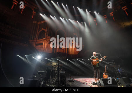 London, Großbritannien. 22. Mai, 2018. Nick Mulvey live auf der Bühne in der Royal Albert Hall in London. Foto Datum: Dienstag, 22. Mai 2018. Foto: Roger Garfield/Alamy leben Nachrichten Stockfoto