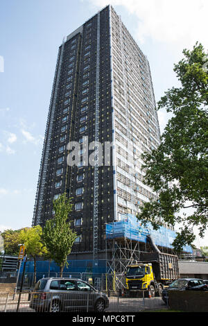 London, Großbritannien. 22. Mai, 2018. Vertragspartner von Engie, von Newham Rat ernannt, aus Aluminium Composite Material (ACM) Verkleidungen und die Isolierung von Ferrier Punkt in Canning Town, nachdem es im Jahr 2017 gescheiterten staatlichen Brandschutz überprüft. Wie die Grenfell Tower, Ferrier Punkt wurde in den 1970er Jahren gebaut mit 23 Etagen und später in Verkleidung von Fremdfirmen Rydon Ltd. als Teil einer Regeneration Regelung abgedeckt. Credit: Mark Kerrison/Alamy leben Nachrichten Stockfoto