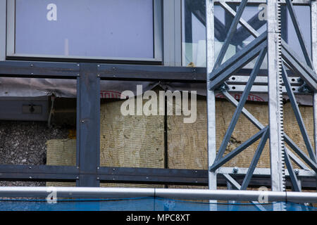 London, Großbritannien. 22. Mai, 2018. Vertragspartner von Engie, von Newham Rat ernannt, aus Aluminium Composite Material (ACM) Verkleidungen und die Isolierung von Ferrier Punkt in Canning Town, nachdem es im Jahr 2017 gescheiterten staatlichen Brandschutz überprüft. Wie die Grenfell Tower, Ferrier Punkt wurde in den 1970er Jahren gebaut mit 23 Etagen und später in Verkleidung von Fremdfirmen Rydon Ltd. als Teil einer Regeneration Regelung abgedeckt. Credit: Mark Kerrison/Alamy leben Nachrichten Stockfoto