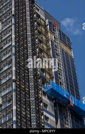 London, Großbritannien. 22. Mai, 2018. Vertragspartner von Engie, von Newham Rat ernannt, aus Aluminium Composite Material (ACM) Verkleidungen und die Isolierung von Ferrier Punkt in Canning Town, nachdem es im Jahr 2017 gescheiterten staatlichen Brandschutz überprüft. Wie die Grenfell Tower, Ferrier Punkt wurde in den 1970er Jahren gebaut mit 23 Etagen und später in Verkleidung von Fremdfirmen Rydon Ltd. als Teil einer Regeneration Regelung abgedeckt. Credit: Mark Kerrison/Alamy leben Nachrichten Stockfoto