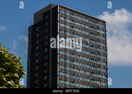 London, Großbritannien. 22. Mai, 2018. Vertragspartner von Engie, von Newham Rat ernannt, aus Aluminium Composite Material (ACM) Verkleidungen und die Isolierung von Ferrier Punkt in Canning Town, nachdem es im Jahr 2017 gescheiterten staatlichen Brandschutz überprüft. Wie die Grenfell Tower, Ferrier Punkt wurde in den 1970er Jahren gebaut mit 23 Etagen und später in Verkleidung von Fremdfirmen Rydon Ltd. als Teil einer Regeneration Regelung abgedeckt. Credit: Mark Kerrison/Alamy leben Nachrichten Stockfoto
