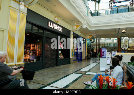 Trafford, Manchester, UK. 22. Mai, 2018. Trafford Centre Geschäfte schließen in der Erinnerung von arena Bombardierung Credit: B.E.C. Bilder/Alamy leben Nachrichten Stockfoto