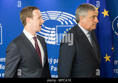 Brüssel. 22. Mai, 2018. Gründer und CEO von Facebook, Mark Zuckerberg (L) und der Präsident des Europäischen Parlaments Antonio Tajani sind vor einer Sitzung im Europäischen Parlament in Brüssel, Belgien, 22. Mai 2018 gesehen. Zuckerberg erschien vor dem Europäischen Parlament Vertreter hier am Dienstag Fragen zu Daten, Informationen, die Verletzung zu beantworten und wie Facebook nutzt personenbezogene Daten im Allgemeinen. Quelle: Xinhua/Alamy leben Nachrichten Stockfoto