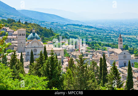 Italien, Umbrien, Assisi, die Stadt und das Tal von La Rocca schloss gesehen Stockfoto