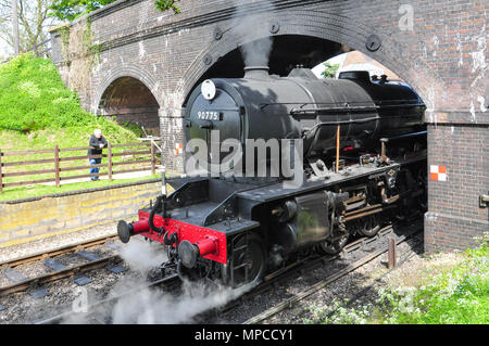 WD 2-8-0 Nr. 90775 ergibt sich aus unter der Brücke am Bahnhof Weybourne, North Norfolk, England, Großbritannien Stockfoto