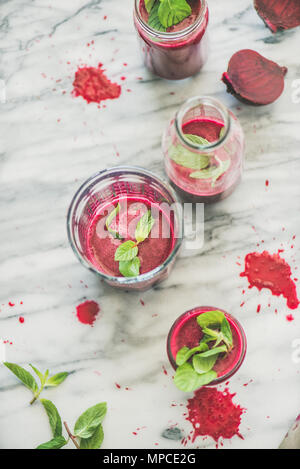 Frische morgen Rote Beete Smoothie in Gläsern in grauem Marmor Hintergrund Stockfoto