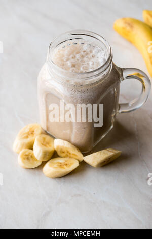 Milchstraße Bananen Smoothie im Marmeladenglas mit Milch (milchshake). Organische frische Getränke Stockfoto