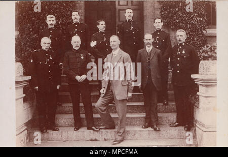 Vintage Foto von älteren Briten Polizisten. Die Lage ist nicht bekannt Stockfoto