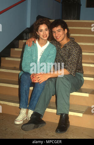 LOS ANGELES, Ca - 29. Januar: (exklusive Deckung) (L-R) Schauspielerin Elizabeth Berkley und Schauspieler Mario Lopez Pose auf dem Set von "Geretteten von der Glocke" am 29. Januar. 1991 im Sunset Gower Studios in Los Angeles, Kalifornien. Foto von Barry King/Alamy Stock Foto Stockfoto