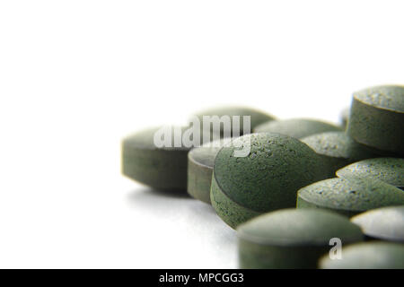 Nahaufnahme von viele organische Spirulina Tabletten mit geringer Tiefenschärfe auf weißen Hintergrund. Stockfoto