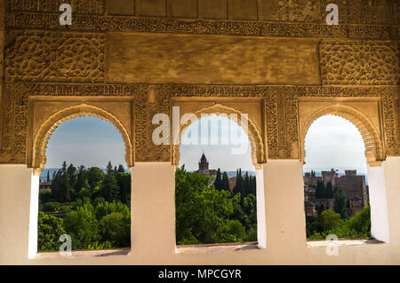 Drei Fenster und muslimischen Stuck in der Alhambra von Granada in Spanien Stockfoto