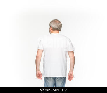 Nahaufnahme der Körper des älteren Mannes in leeren weißen T-Shirt auf weißem Hintergrund. Mock up für disign Konzept Stockfoto