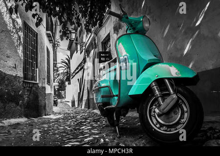 Türkis Blau Vespa Roller in einem alten leeren gepflasterte Strasse in Italien geparkt Stockfoto