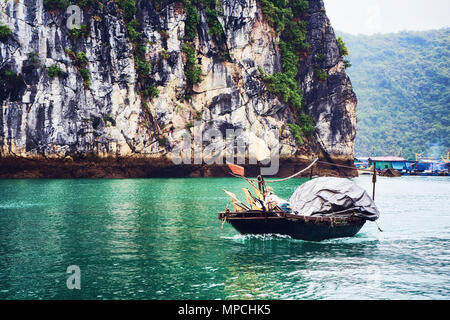 Halong, Vietnam - 23. Februar 2016: Boot in Ha Long Bay, Vietnam. Kalkstein Inseln auf dem Hintergrund Stockfoto