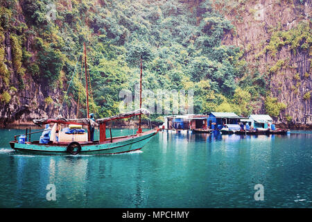 Halong, Vietnam - 23. Februar 2016: Boot zum schwimmenden Fischerdorf Halong Bay, Vietnam Stockfoto