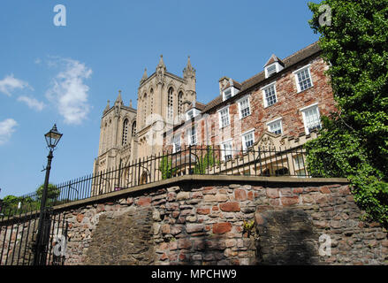 Blick auf Kathedrale von Bristol und der Chor der Schule, Bristol, England Stockfoto