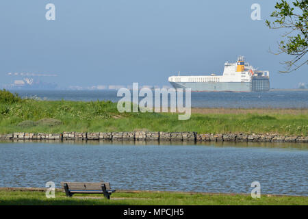 Ro-Ro-Schiff auf der Themse in der Nähe von East Tilbury gesehen Stockfoto