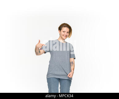 Nahaufnahme von der jungen Frau in den leeren grauen T-Shirt auf weißem Hintergrund. Mock up für disign Konzept Stockfoto