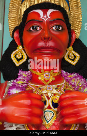 Indien, Uttar Pradesh, Ayodhya, Statue von Hanuman an einem Tempel. Stockfoto