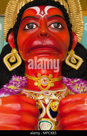 Indien, Uttar Pradesh, Ayodhya, Statue von Hanuman an einem Tempel. Stockfoto