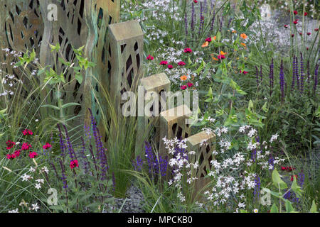 Die David Harber und Savills Garten. Designer: Nic Howard. Auftragnehmer: Langdale Landschaften. Sponsoren: David Harber, Savills Stockfoto