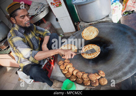 Indien, Uttar Pradesh, Faizabad, einem muslimischen Kochen Braten parathas. Stockfoto