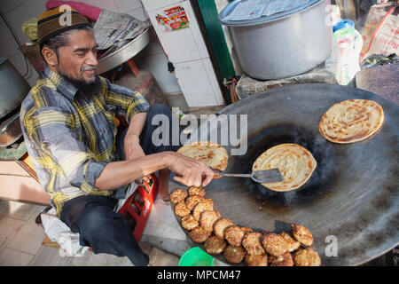 Indien, Uttar Pradesh, Faizabad, einem muslimischen Kochen Braten parathas. Stockfoto