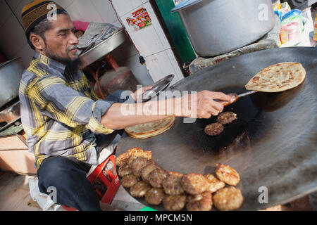 Indien, Uttar Pradesh, Faizabad, einem muslimischen Kochen Braten parathas & Hammel Pastetchen. Stockfoto