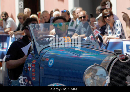 Ospitaletto, Italien. Am 21. Mai 2017. Crew bestehend aus Juan Tonconogy und Guillermo Berisso aus Argentinien mit Ihrem Modellauto, Bugatti Typ 40 1927 - Stockfoto