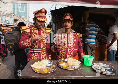 Indien, Uttar Pradesh, Lucknow, Musiker aus einer Band thali zu einem Essen Hotel essen. Stockfoto