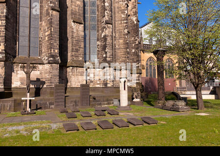Deutschland, Köln, capitular Friedhof vor der Ostseite der Kathedrale. Deutschland, Koeln, der Dom, der Domherrenfriedhof an der Ostseite, B Stockfoto