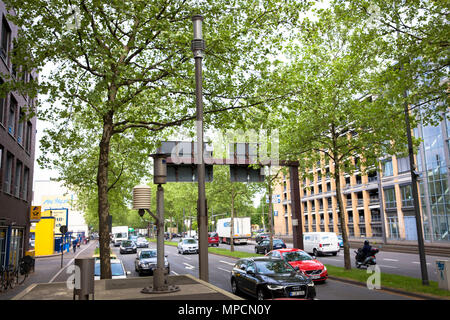 Deutschland, Köln, Feinstaub und eine Messstation am Straße Clevischer Ring im Bezirk Mülheim an der Ruhr, die höchsten Gipfel auf Stickstoff diox Stockfoto