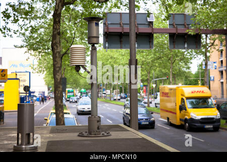 Deutschland, Köln, Feinstaub und eine Messstation am Straße Clevischer Ring im Bezirk Mülheim an der Ruhr, die höchsten Gipfel auf Stickstoff diox Stockfoto