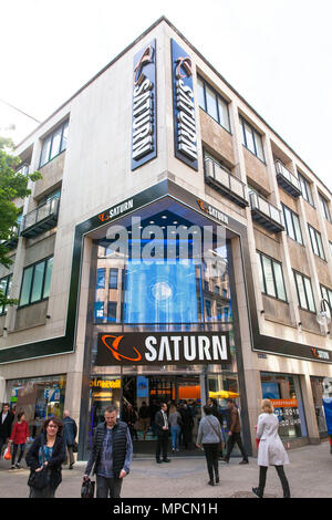 Deutschland, Köln, das Elektronik-kaufhaus Saturn auf der Einkaufsstraße Hohe Straße. Deutschland, Koeln, der Elektrofachmarkt Saturn in der Fussgaenge Stockfoto