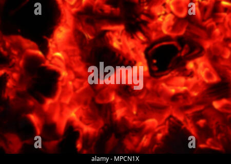 Ash fire verschwommen in dunkler Nacht. Lagerfeuer blurry Kohlen brennen in der Dunkelheit. Auswurf nofocus Lava Stockfoto