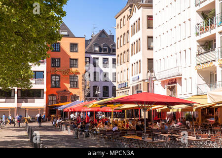 Deutschland, Köln, Straßencafés und die Kneipe Brauerei zum Pfaffen Max Paeffgen am Heumarket im historischen Teil der Stadt. Deutschland, Koeln, Stockfoto