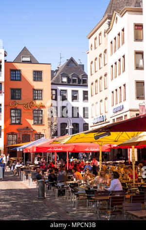 Deutschland, Köln, Straßencafés und die Kneipe Brauerei zum Pfaffen Max Paeffgen am Heumarket im historischen Teil der Stadt. Deutschland, Koeln, Stockfoto