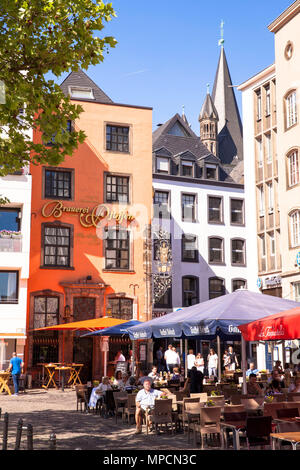 Deutschland, Köln, Straßencafés und die Kneipe Brauerei zum Pfaffen Max Paeffgen am Heumarket im historischen Teil der Stadt. Deutschland, Koeln, Stockfoto